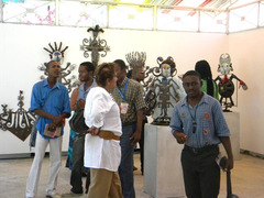 Le public circulant entre les sculptures de Jacques Eugène