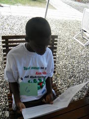 Les enfants des ateliers découvrent la traduction créole de la Convention Internationale des Droits de l'Homme