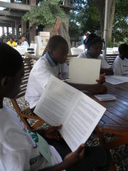 Les enfants des ateliers découvrent la traduction créole de la Convention Internationale des Droits de l'Homme Les enfants des ateliers découvrent la traduction créole de la Convention Internationale des Droits de l'Homme