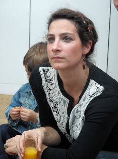 Elisa Mongozzi regardant une vidéo