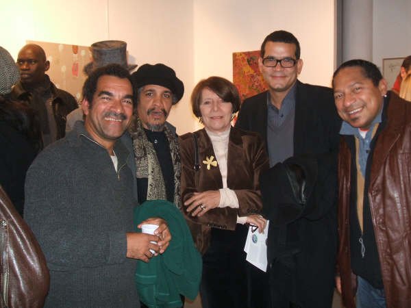 Marianne de Tolentino (AICA / CARIFORO), entourée des artistes dominicains de Paris