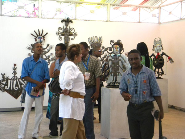 Le public circulant entre les sculptures de Jacques Eugène Le public circulant entre les sculptures de Jacques Eugène