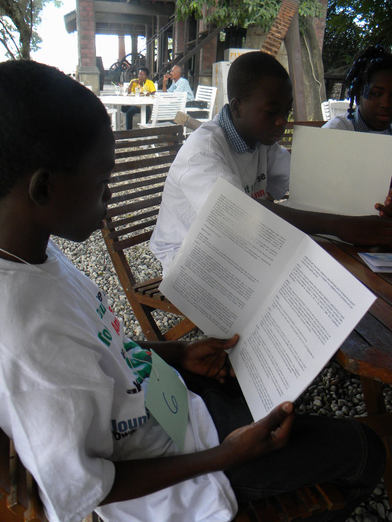 Les enfants des ateliers découvrent la traduction créole de la Convention Internationale des Droits de l'Homme Les enfants des ateliers découvrent la traduction créole de la Convention Internationale des Droits de l'Homme