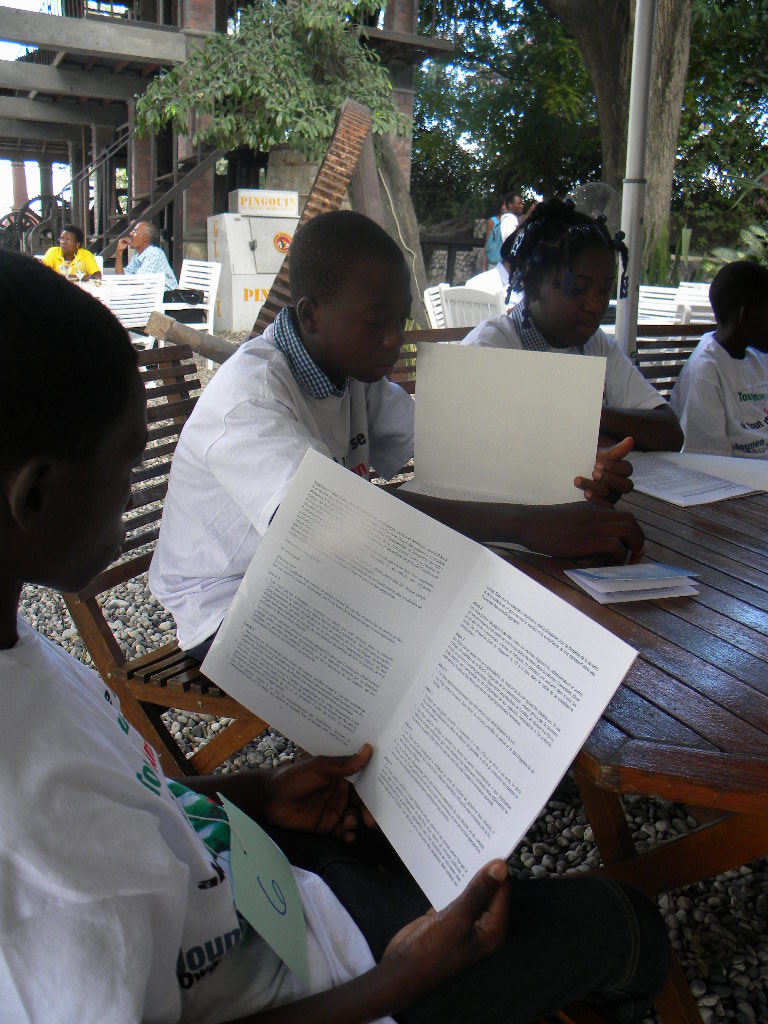 Les enfants des ateliers découvrent la traduction créole de la Convention Internationale des Droits de l'Homme Les enfants des ateliers découvrent la traduction créole de la Convention Internationale des Droits de l'Homme