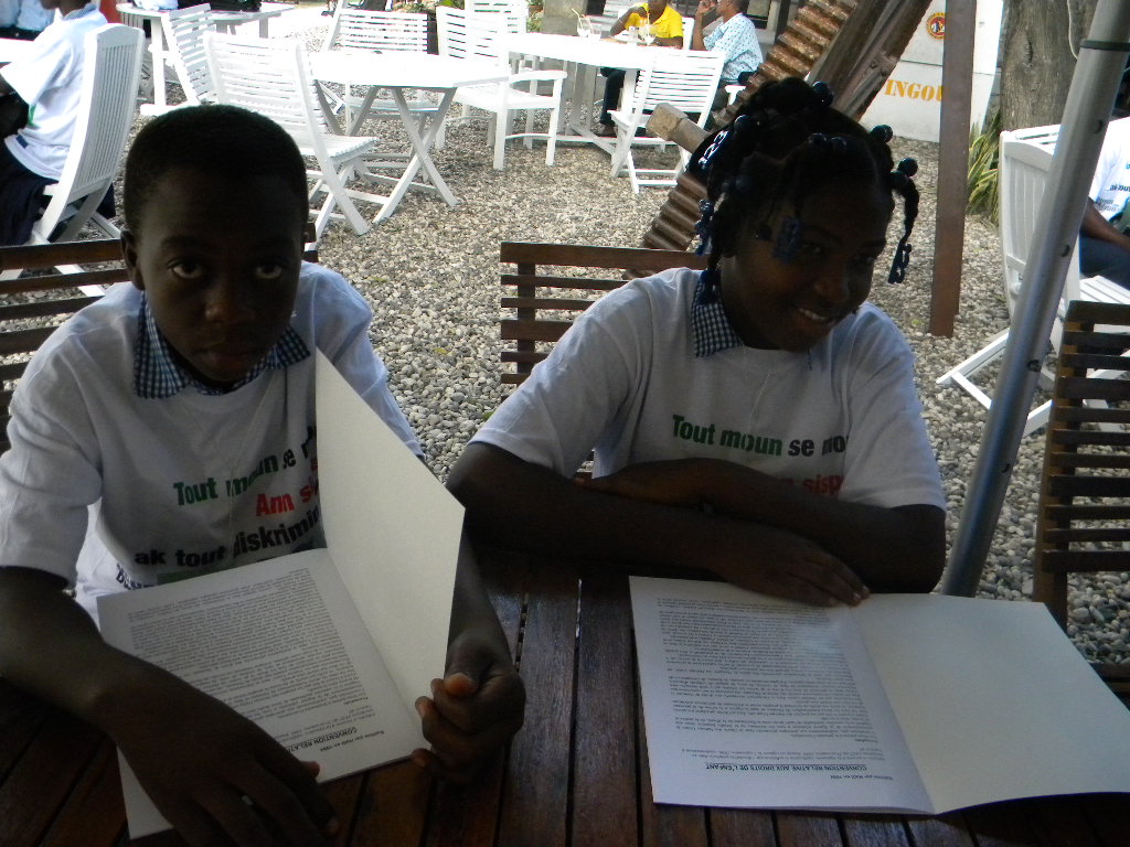 Les enfants des ateliers découvrent la traduction créole de la Convention Internationale des Droits de l'Homme Les enfants des ateliers découvrent la traduction créole de la Convention Internationale des Droits de l'Homme