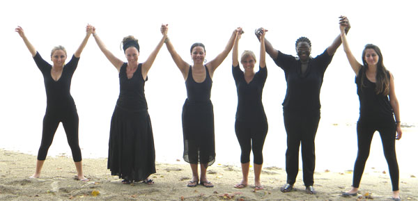Les 8 de femmes de ‘Mourning / Deuil’ Les 8 de femmes de ‘Mourning / Deuil’