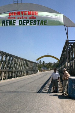 A l'entrée de la ville de Jacmel