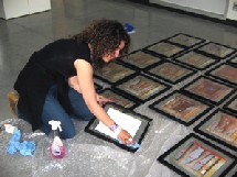 Myriam Brès préparant son installation