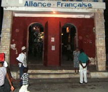 L'expo à Jacmel, vue de l'extérieur L'expo à Jacmel, vue de l'extérieur