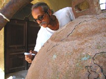 Travail de reconstruction de la planète. élément de l'installation "ligne de rupture" - © Myriam Mihindou Travail de reconstruction de la planète. élément de l'installation "ligne de rupture" - © Myriam Mihindou