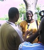 Kossi Assou répondant aux journalistes Kossi Assou répondant aux journalistes