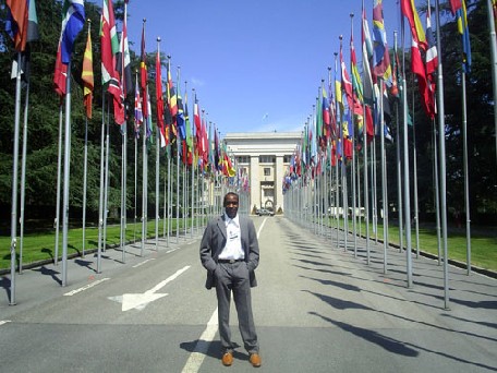 Fils Lien Ely Thélot devant le Palais des Nations Unies
