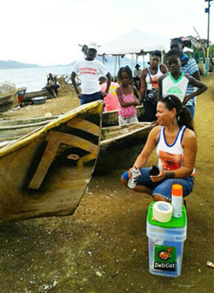 Barbara Prézeau Stephenson habille les bwa fouye avant la course - © Safimag Barbara Prézeau Stephenson habille les bwa fouye avant la course - © Safimag