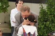 L'ambassadeur Gossetti saluant une des jeunes écolières