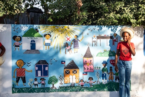 Murale réalisée par les jeunes du Village Artistique de Noailles Murale réalisée par les jeunes du Village Artistique de Noailles