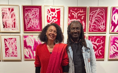 L’auteur Fréro Pierre avec Barbara Prézeau Stephenson devant son polyptyque «Bougainvilliers», à l’encre et à l’encaustique sur papier.