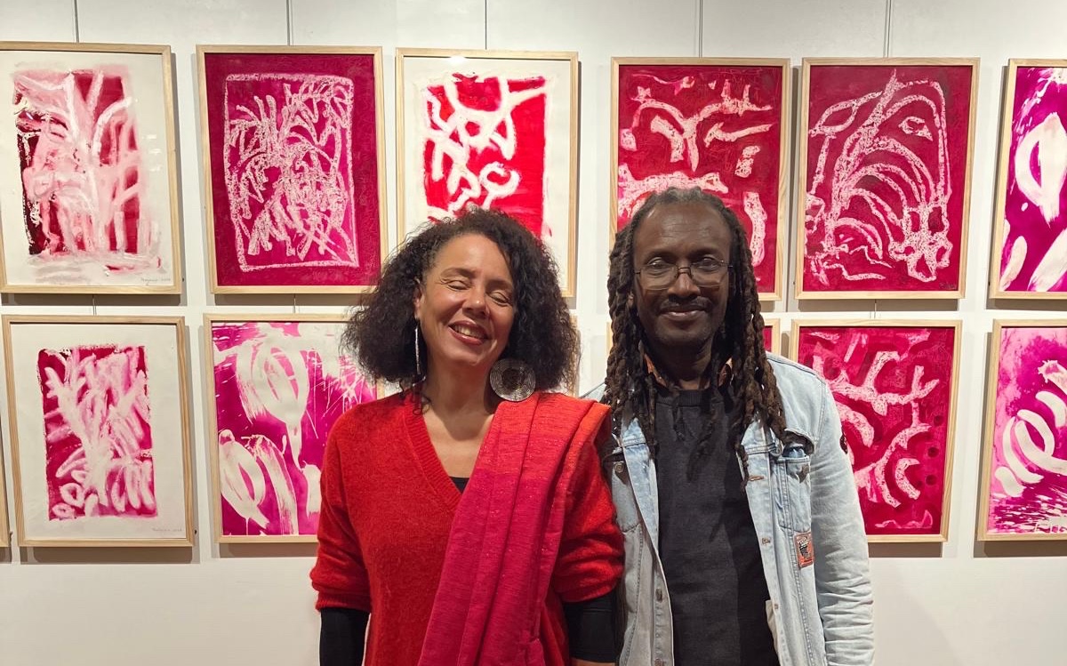 L’auteur Fréro Pierre avec Barbara Prézeau Stephenson devant son polyptyque «Bougainvilliers», à l’encre et à l’encaustique sur papier.