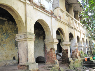 Bâtisse coloniale et sculptures traditionnelles Bâtisse coloniale et sculptures traditionnelles