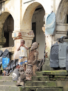 Bâtisse coloniale et sculptures traditionnelles Bâtisse coloniale et sculptures traditionnelles