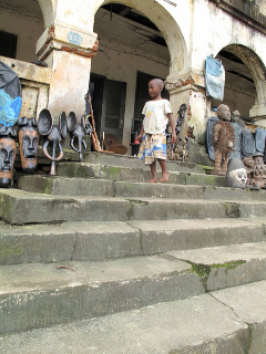 Bâtisse coloniale et sculptures traditionnelles Bâtisse coloniale et sculptures traditionnelles