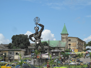 Statue 'La Nouvelle Liberté' réalisée par l'artiste Joseph-Francis Sumégné Statue 'La Nouvelle Liberté' réalisée par l'artiste Joseph-Francis Sumégné