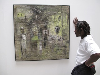 Eddy admirant une oeuvre en métal froissé