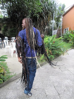 Alain POLO avec ses tresses allant jusqu'aux pieds pour sa performance filmée le lendemain Alain POLO avec ses tresses allant jusqu'aux pieds pour sa performance filmée le lendemain
