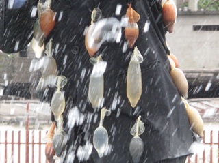 'La douche' - Hervé Yamguen - Préservatifs remplis d'eaux usées accrochés au costume 'La douche' - Hervé Yamguen - Préservatifs remplis d'eaux usées accrochés au costume