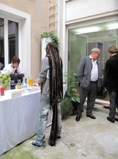 La coiffure qui nettoie : Alain Polo, performance (Cameroun) La coiffure qui nettoie : Alain Polo, performance (Cameroun)