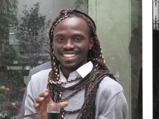 La coiffure qui nettoie : Alain Polo, performance (Cameroun)