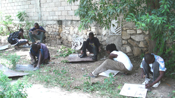 Dans la cour-atelier de Jolumeau Dans la cour-atelier de Jolumeau