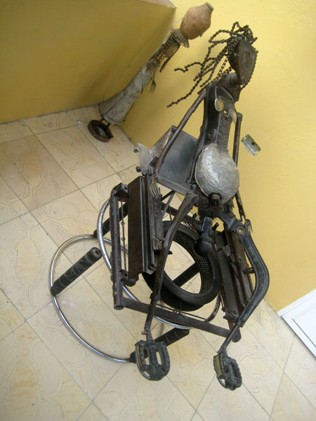 Jose Delpé - Femme en accouchement, sculpture, technique assemblage : objets récupérés, fer, aluminium
