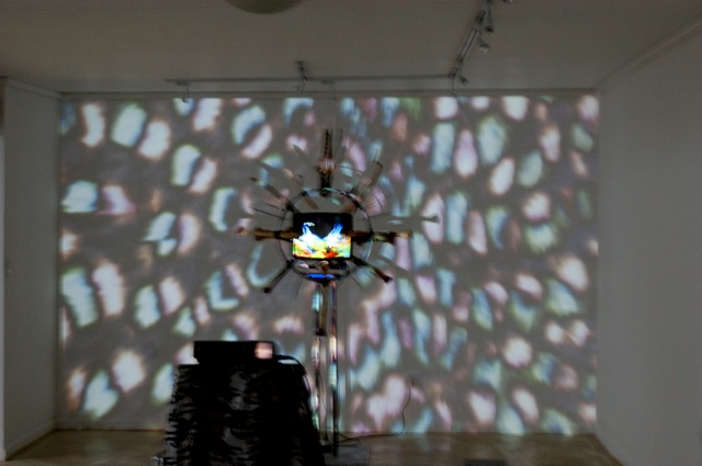 Gcamagwini : Metal, Ostrich Bones, TV, Videoprojection Gcamagwini : Metal, Ostrich Bones, TV, Videoprojection