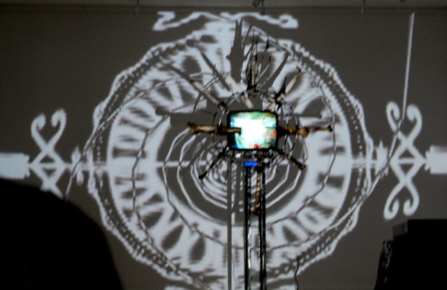 Gcamagwini : Metal, Ostrich Bones, TV, Videoprojection Gcamagwini : Metal, Ostrich Bones, TV, Videoprojection