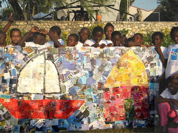 Tableau collectif à partir de papier de magazines récupérés Tableau collectif à partir de papier de magazines récupérés