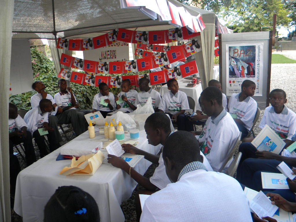 Les ateliers d'arts plastiques animés par les membres de la Fondation AfricAméricA Les ateliers d'arts plastiques animés par les membres de la Fondation AfricAméricA