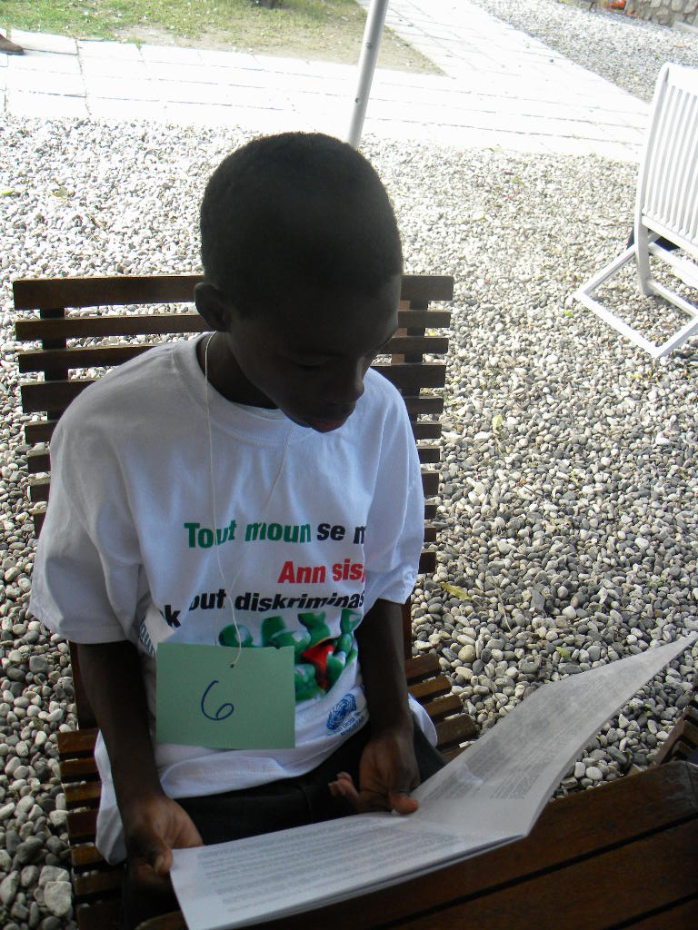 Les enfants des ateliers découvrent la traduction créole de la Convention Internationale des Droits de l'Homme Les enfants des ateliers découvrent la traduction créole de la Convention Internationale des Droits de l'Homme