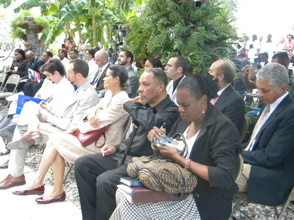 Le représentant de l'Ambassade du Canada, Madame Florence Elie Protectrice du Citoyen et de la Citoyenne, le Dr. Michel Péan Le représentant de l'Ambassade du Canada, Madame Florence Elie Protectrice du Citoyen et de la Citoyenne, le Dr. Michel Péan