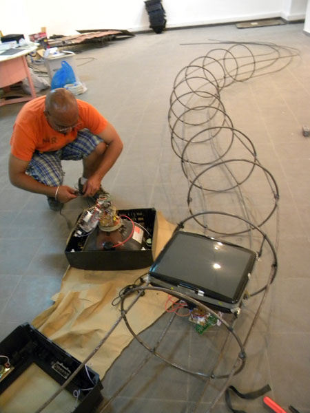 Maxence fixant les téléviseurs dans le ventre du dragon Maxence fixant les téléviseurs dans le ventre du dragon