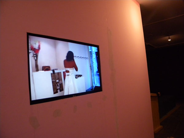 L'installation vidéo sur un mur peint en rose L'installation vidéo sur un mur peint en rose