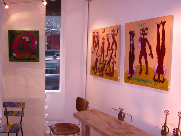 Figurines couchées sur toile et assemblage de pièces hétéroclites