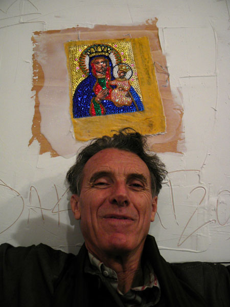 L'artiste, céramiste Mauro Petroni, un détail de "Eve" en arrière plan L'artiste, céramiste Mauro Petroni, un détail de "Eve" en arrière plan