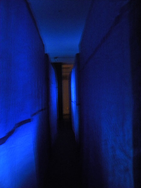 Installation ‘sans titre’ de Mario Benjamin : des caissons habillés de bâches de plastique                                       bleus, clignotent de l'intérieur Installation ‘sans titre’ de Mario Benjamin : des caissons habillés de bâches de plastique                                       bleus, clignotent de l'intérieur