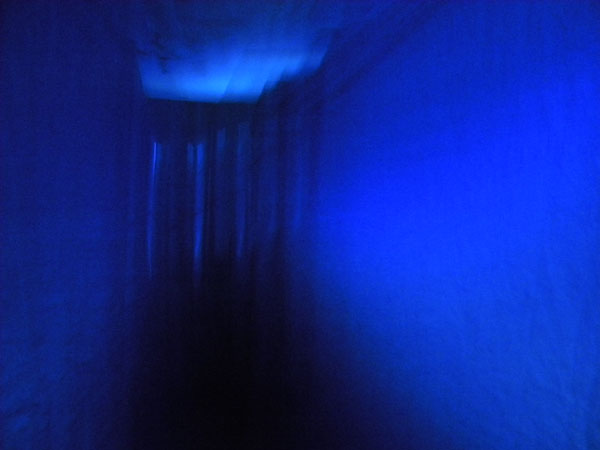 Effet bleu nuit de l'installation de Mario Benjamin Effet bleu nuit de l'installation de Mario Benjamin