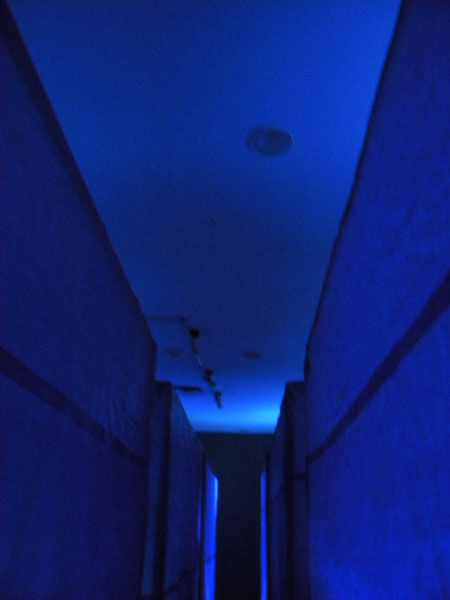 Jeu de perspective et lumière froide bleue clignotante Jeu de perspective et lumière froide bleue clignotante